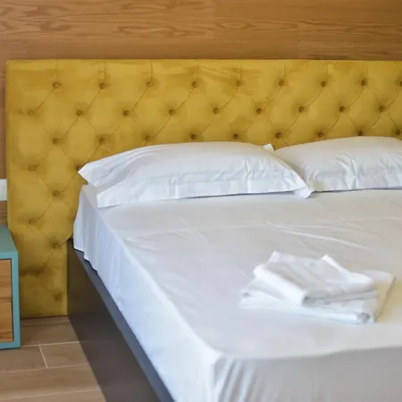 Airen Hotel *